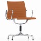 Replica Aluminium EA103 bureaustoel van <span class='notranslate' data-dgexclude>Charles & Ray Eames</span> .