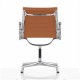 Replica Aluminium EA103 bureaustoel van <span class='notranslate' data-dgexclude>Charles & Ray Eames</span> .