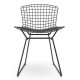 Replika krzesła metalowego Bertoia z czarnej stali w industrialnym stylu słynnego projektanta Hans J. Wegner