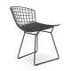 Replika krzesła metalowego Bertoia z czarnej stali w industrialnym stylu słynnego projektanta Hans J. Wegner