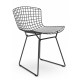 Replika krzesła metalowego Bertoia z czarnej stali w industrialnym stylu słynnego projektanta Hans J. Wegner